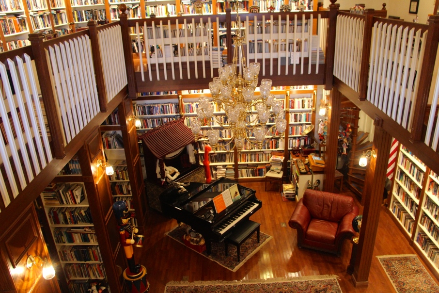 Inn at Mountain Quest's 2 story library